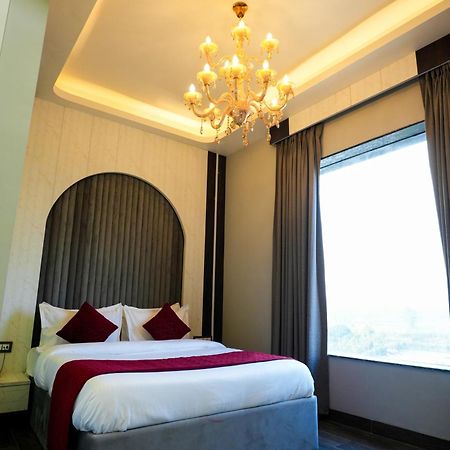 Hotel Adsan Heights Gajraula エクステリア 写真