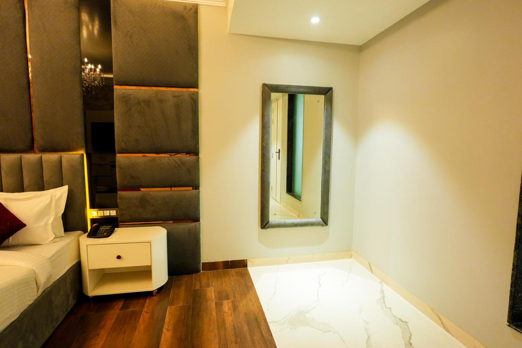 Hotel Adsan Heights Gajraula エクステリア 写真