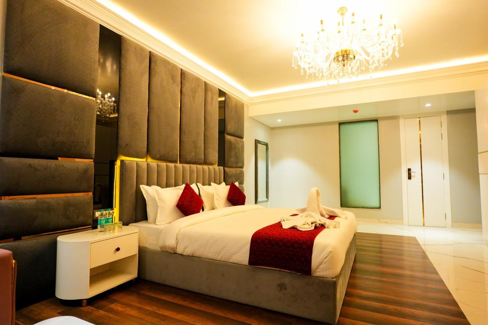 Hotel Adsan Heights Gajraula エクステリア 写真