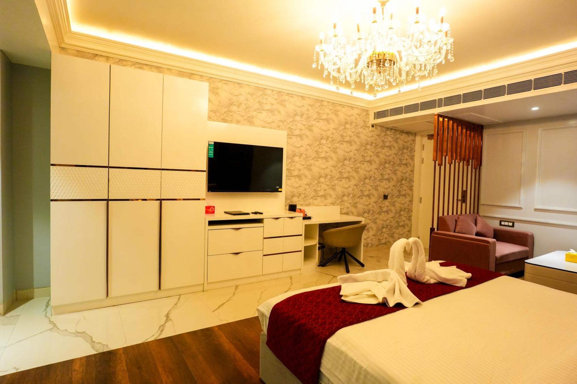 Hotel Adsan Heights Gajraula エクステリア 写真
