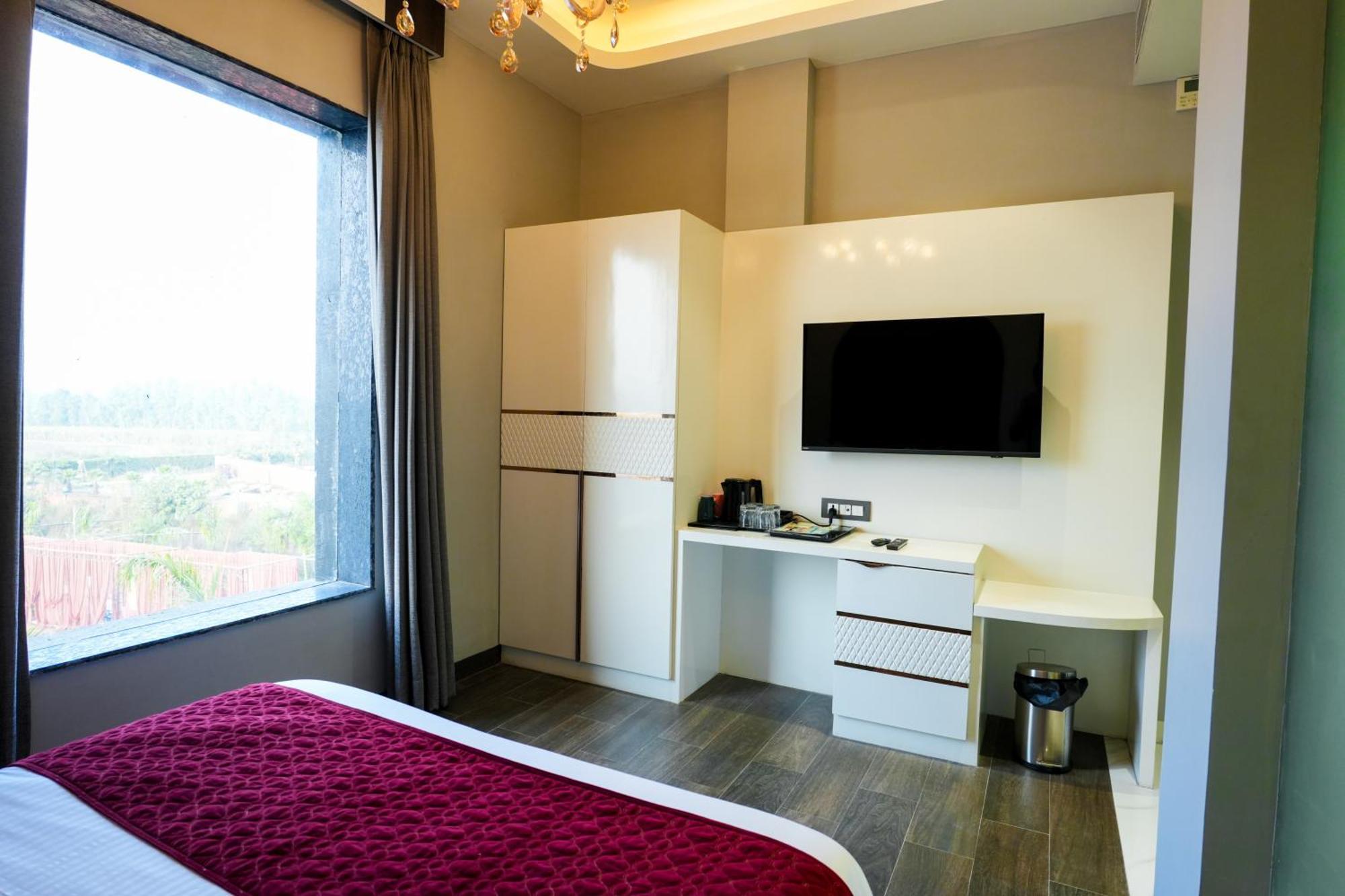Hotel Adsan Heights Gajraula エクステリア 写真