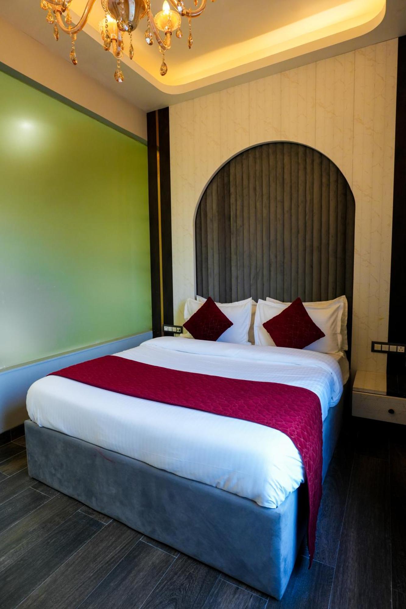 Hotel Adsan Heights Gajraula エクステリア 写真