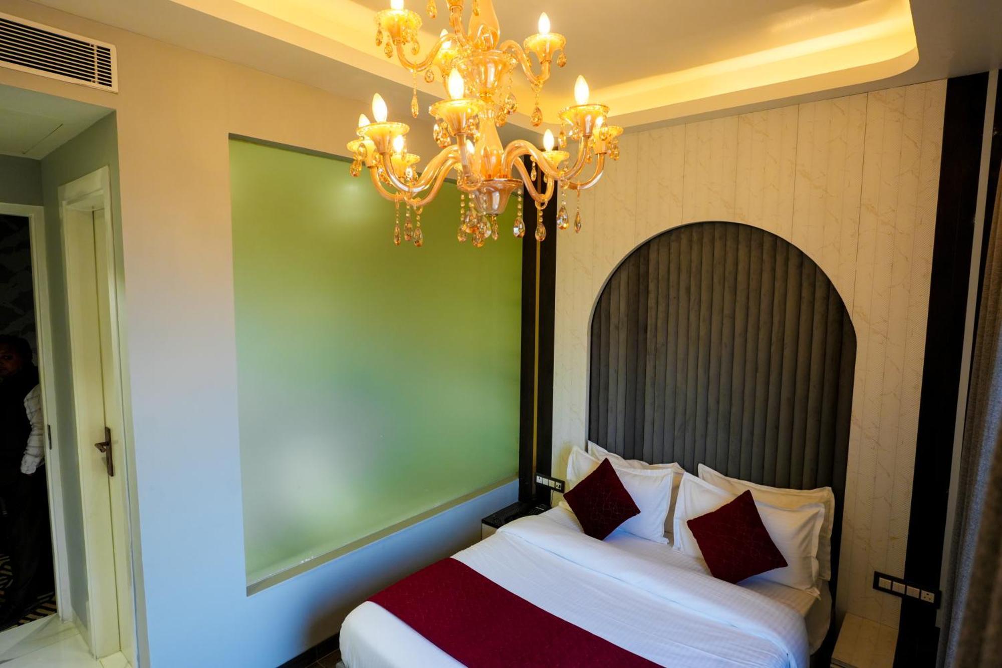 Hotel Adsan Heights Gajraula エクステリア 写真