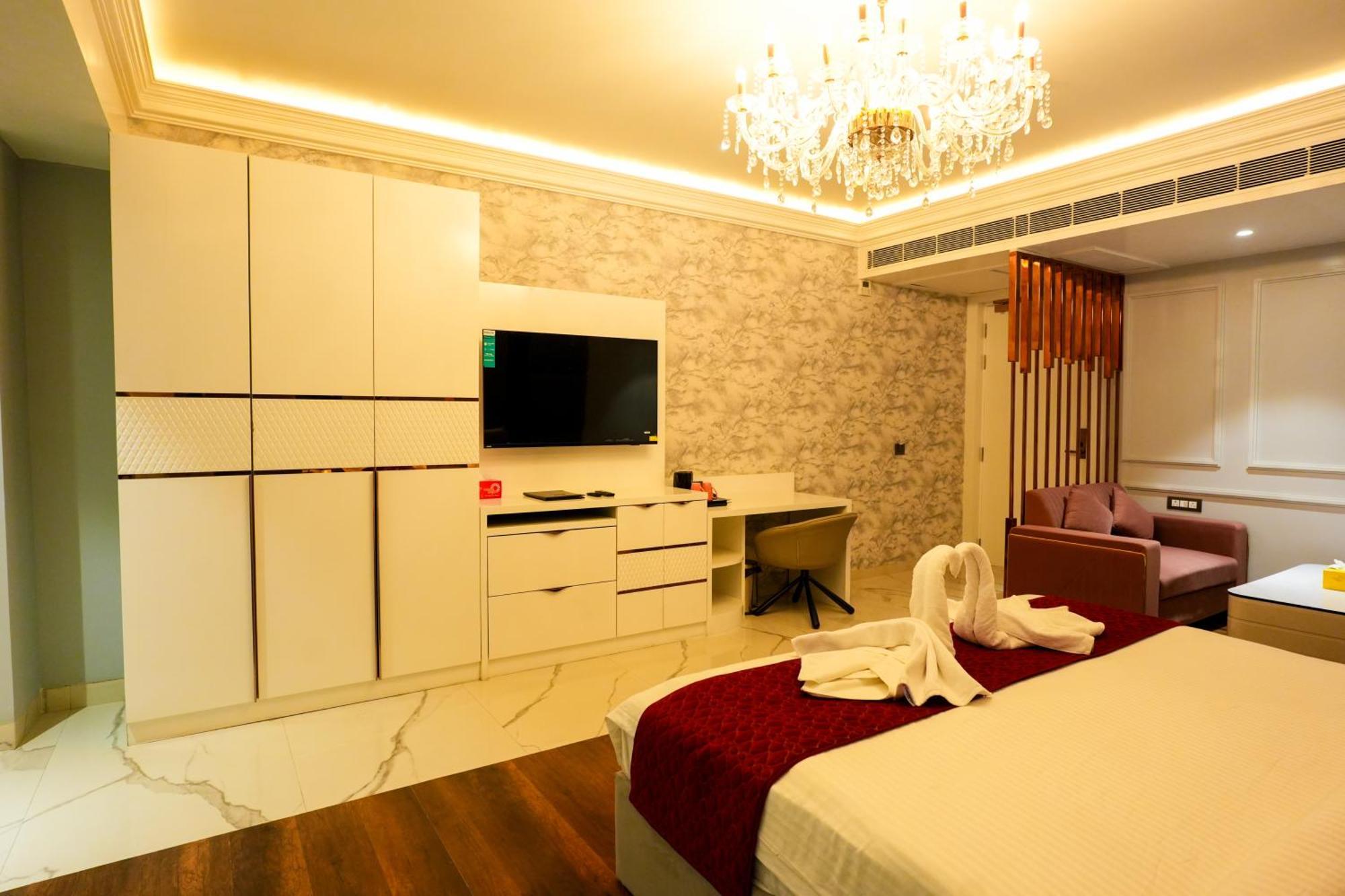 Hotel Adsan Heights Gajraula エクステリア 写真
