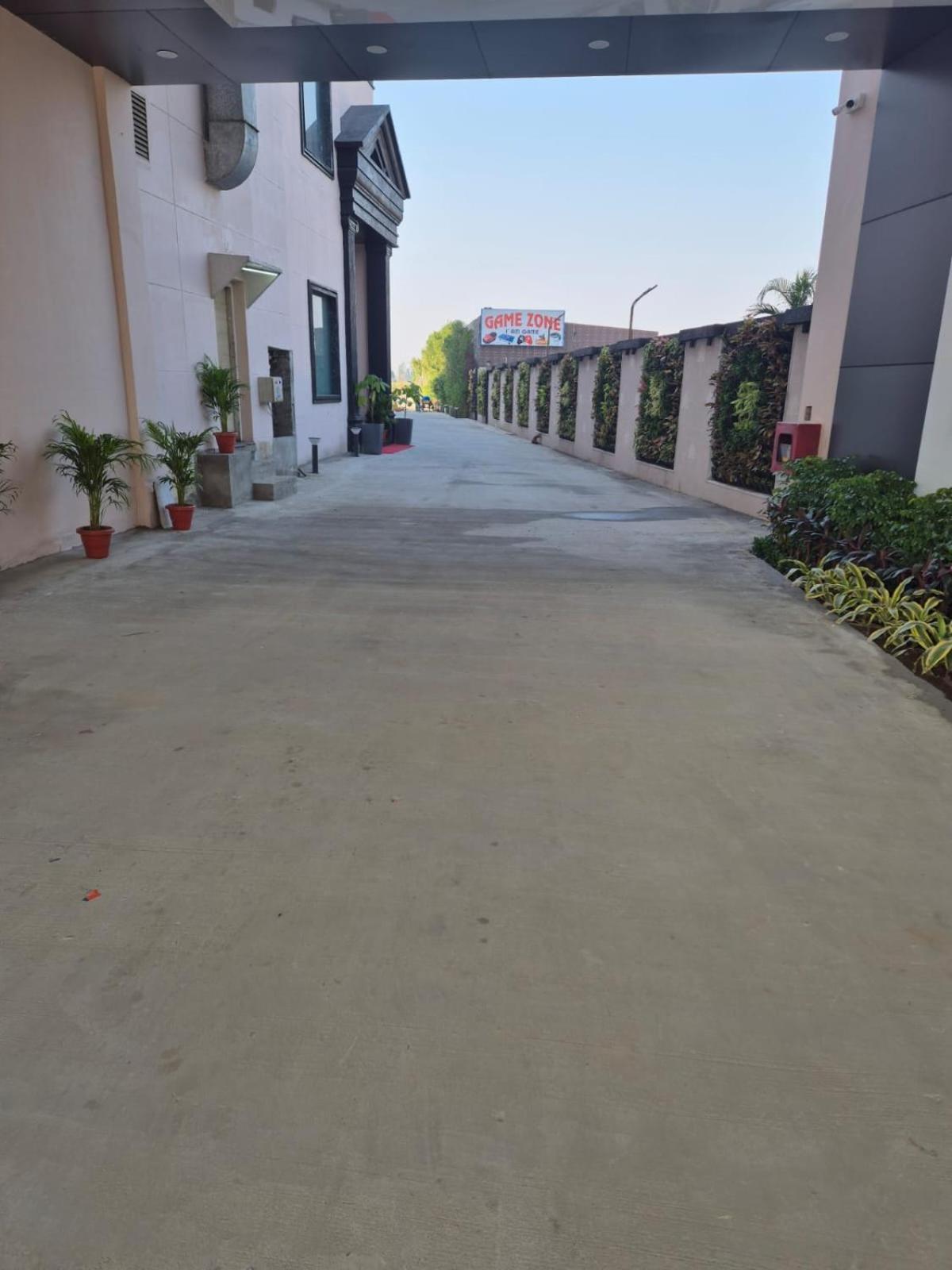 Hotel Adsan Heights Gajraula エクステリア 写真