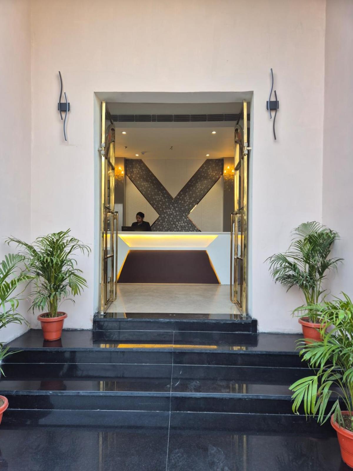 Hotel Adsan Heights Gajraula エクステリア 写真