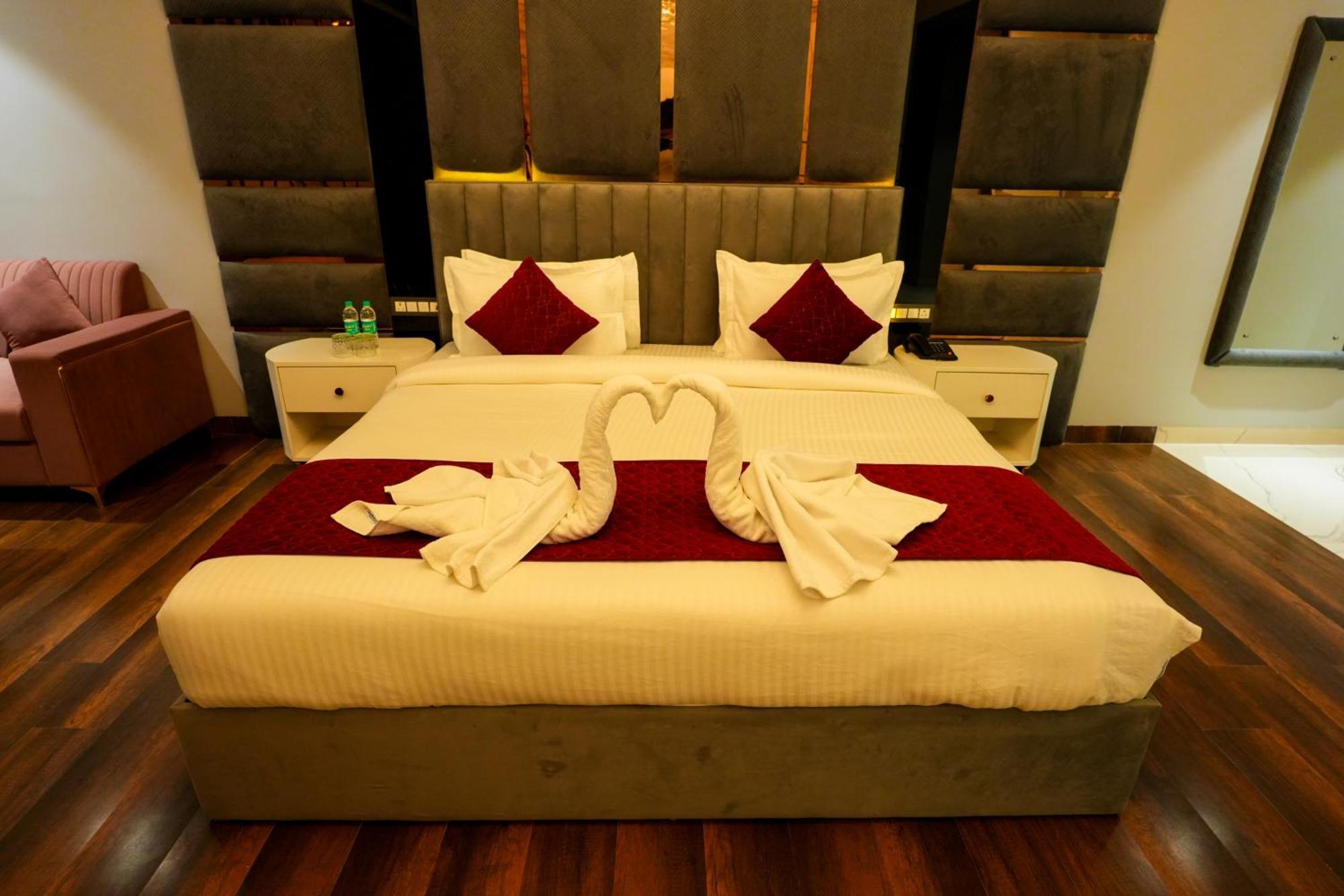 Hotel Adsan Heights Gajraula エクステリア 写真