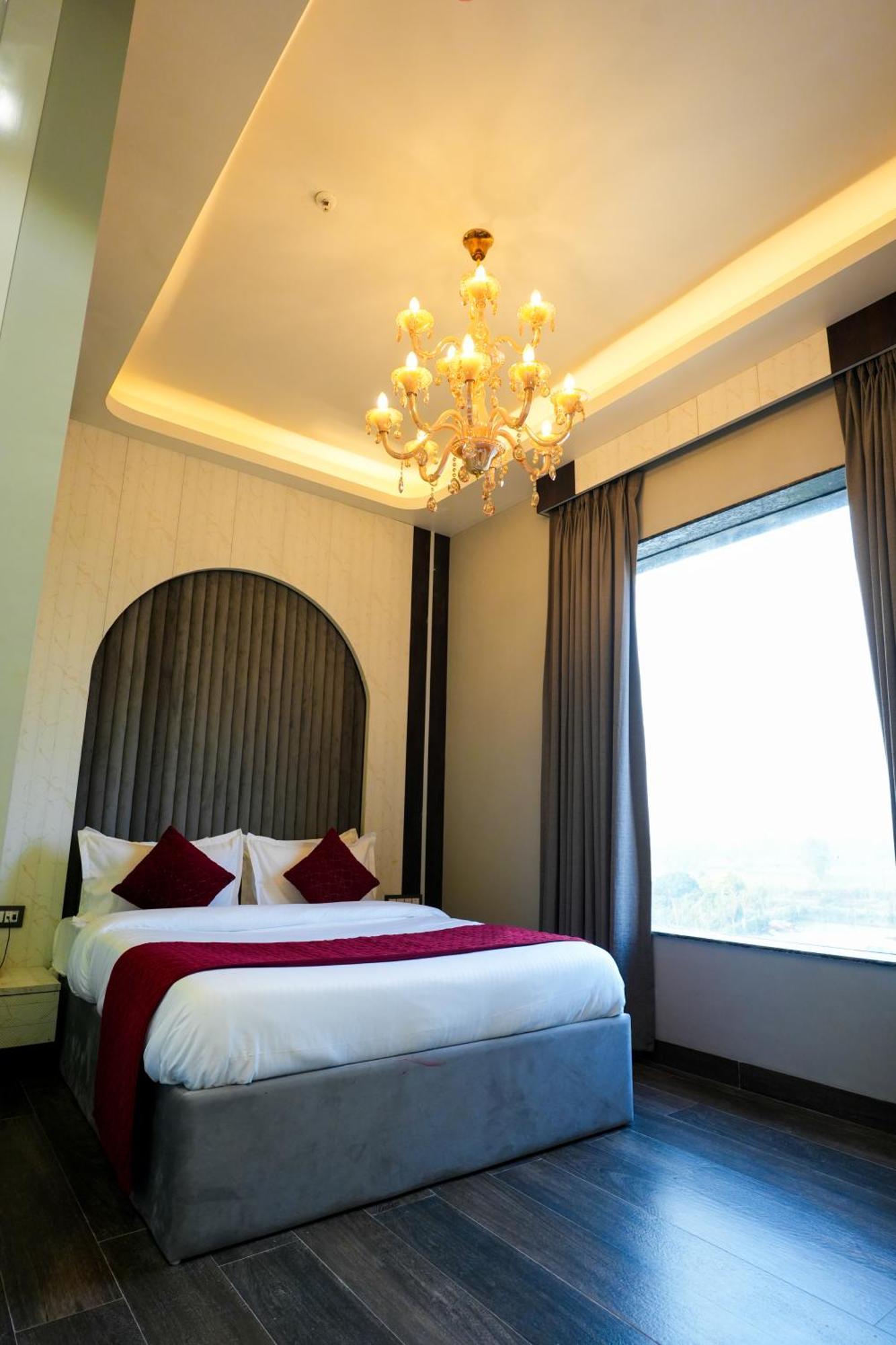 Hotel Adsan Heights Gajraula エクステリア 写真